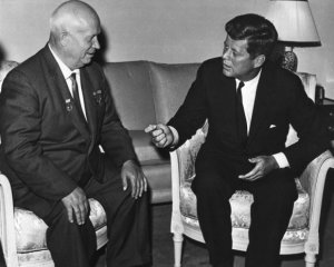 Двухнедельные переговоры между Кеннеди и Хрущевым решили Карибский кризис