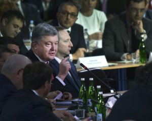 Досрочных выборов не будет, а 30 человек под Радой - это не всеукраинская акция - президент