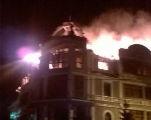 Пожар в общежитии для переселенцев в Киеве: крыша обвалилась