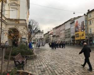 Горсовет Львова собирается отдать 20 млн грн российскому бизнесмену -  протестующих подстерегает несколько автобусов полиции