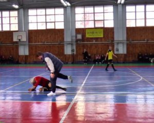 Тренер украинской команды нокаутировал арбитра во время матча