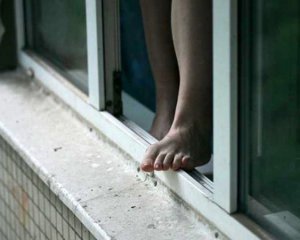 14-річна дівчинка викинулася з вікна