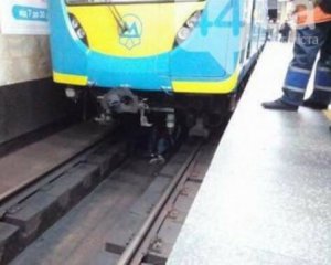 На &quot;синей&quot; ветке метро мужчина упал под поезд