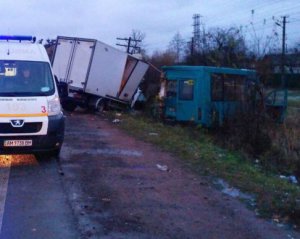 Мікроавтобус протаранив вантажівку, є жертви