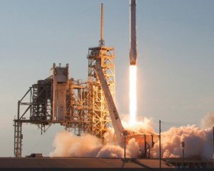 Ракета Falcon 9 загорелась во время приземления