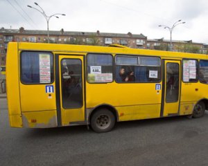 Маршрутка в Киеве несколько метров ехала без колеса