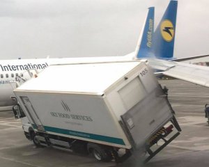 В аэропорту грузовик попал под крыло самолёта