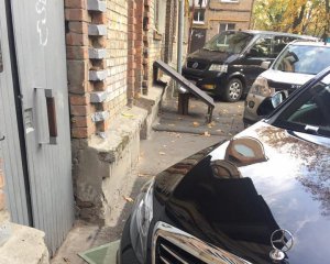 В столице &quot;герой парковки&quot; заблокировал двери подъезда жилого дома