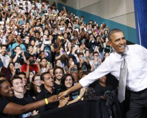 Обама пояснив, чому не любить селфі