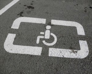 Потрібно заборонити клеїти на авто знак "інвалід" кому завгодно - експерт