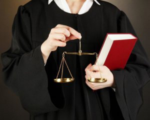 Суддя переписувала квартири переселенців на бойовиків