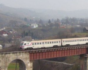 Тіло дівчини знайшли під мостом