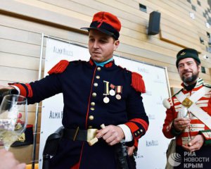 Оккупанты заменят французское вино краденым крымским