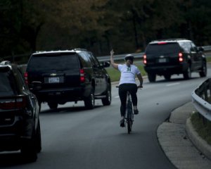 Женщину уволили за неприличный жест президенту Трампу