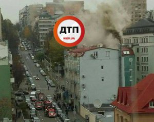 Не можуть приборкати вогонь: з&#039;явилась нова інформація про пожежу в центрі столиці
