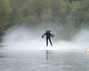 Британец установил рекорд, полетав в костюме Железного человека (видео)