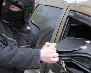 Злочинці спровокували аварію, щоб пограбувати жінку