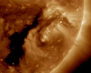 NASA опубликовало снимок необычной лінии на Солнце