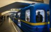 На пути киевского метро упал человек