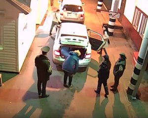 Росіянка намагалася нелегально в Україну провезти свою матір в багажнику авто