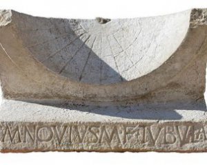 Археологи знайшли сонячний годинник давньоримського аристократа