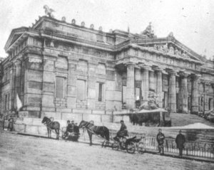 Немцы вывезли из музея более 30 тысяч экспонатов