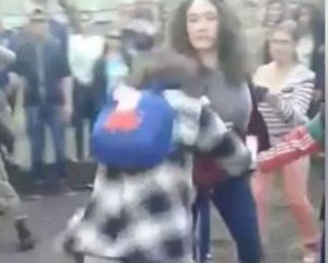 Жестокое избиение девушки толпа школьников снимал на видео