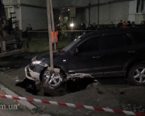 Позашляховик провалився  у триметрову яму