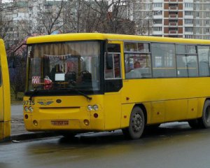 Перелом ребер і пробита легеня: у Києві маршрутка притиснула жінку до тролейбуса