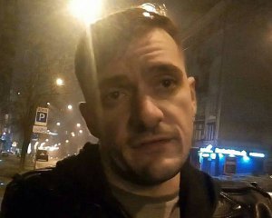 В Киеве пьяный водитель вылетел на тротуар и снес клумбу