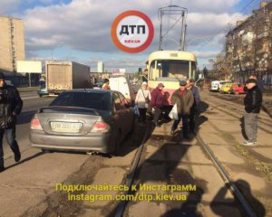 "Герой парковки" залишив автомобіль на трамвайних коліях