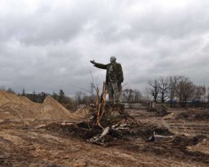 Последний Ленин: в Киеве демонтируют памятник вождя