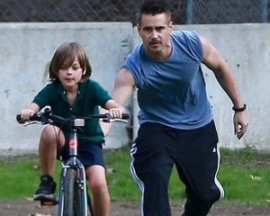 Колин Фаррелл учит сына кататься на велосипеде - трогательные фото