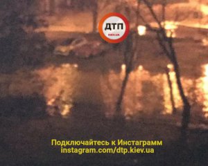 Від прориву теплотраси вулицю залило водою