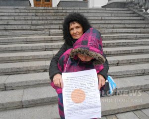 Женщина с дочерью-инвалидом пикетировала горсовет Полтавы