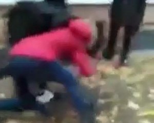 Девушки разбили школьнице носа и сняли видео