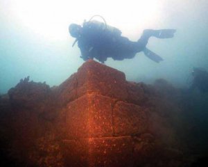 На дне озера обнаружили древнюю крепость