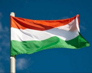 Венгрия за сорванный флаг обиделась на Украину