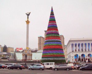 Первую искусственную новогоднюю елку киевляне назвали &quot;дубиной&quot;