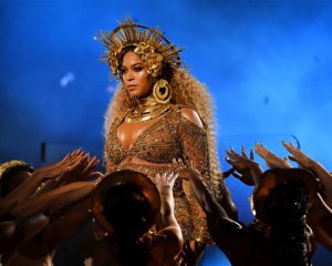 Назвали трійку співачок, які найбільше заробили за рік