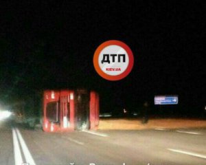 Фура перевернулась, объезжая пенсионеров