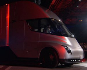 Показали видео разгона электрического грузовика Tesla Semi