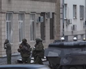 Оккупированный Луганск: Плотницкий забаррикадировался, а у прохожих проверяют документы