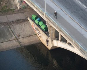 На Русановском мосту в Киеве повесился мужчина
