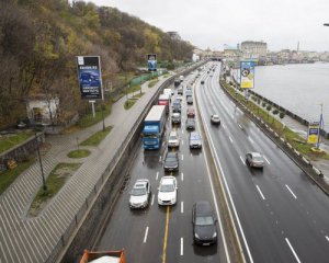 На місяць перекриють один із найзавантаженіших мостів у Києві