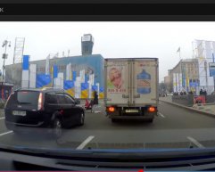 У Києві жінка з коляскою переходила 8 дорожних смуг Хрещатика. Реакція соцмереж