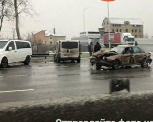 Наслідки ожеледиці в Києві: близько сотні аварій і десятки травмованих