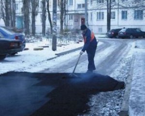 Дорожники укладывали асфальт во время снегопада