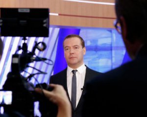 Медведев рассказал россиянам, в какой валюте хранить сбережения