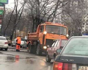 &quot;Моя хата с краю&quot;: cоцсеть возмутил ремонт дорог в Киеве